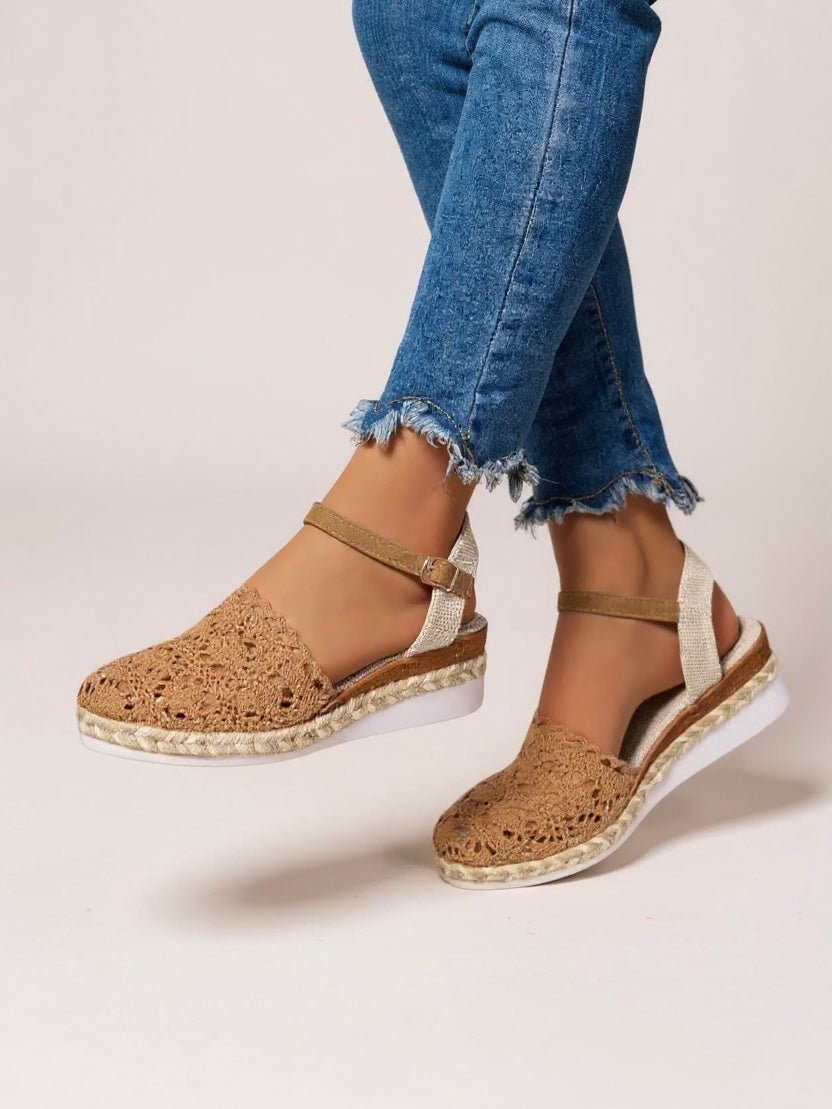 Sandálias plataforma boho crochet com tira no tornozelo em bege e castanho