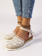 Sandálias plataforma boho crochet com tira no tornozelo em bege e castanho