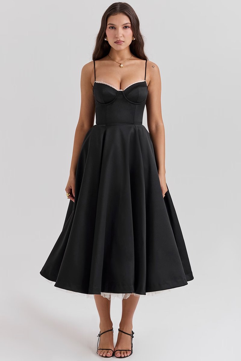 Vestido midi feminino evasê com bojo integrado e alças ajustáveis