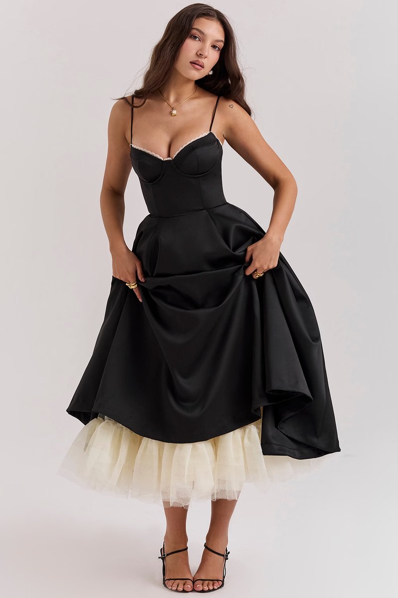 Vestido midi feminino evasê com bojo integrado e alças ajustáveis