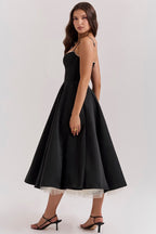 Vestido midi feminino evasê com bojo integrado e alças ajustáveis