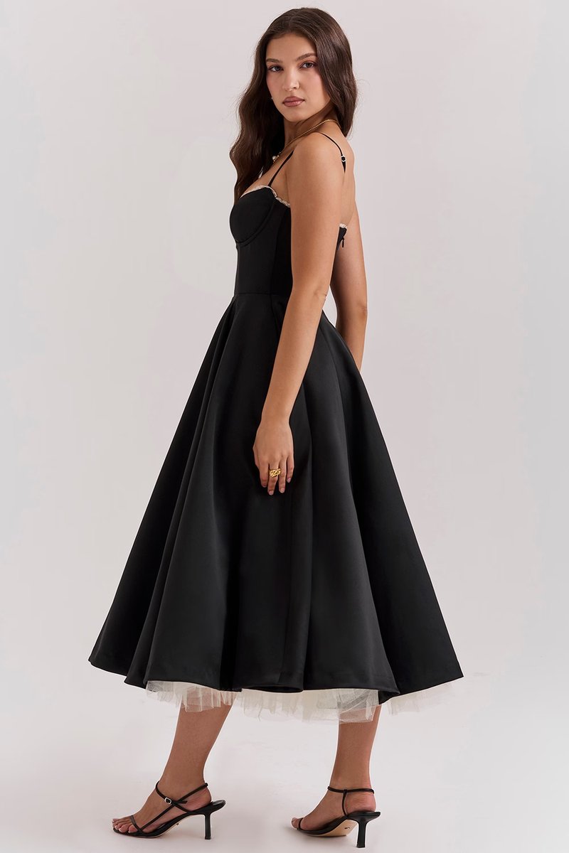 Vestido midi feminino evasê com bojo integrado e alças ajustáveis