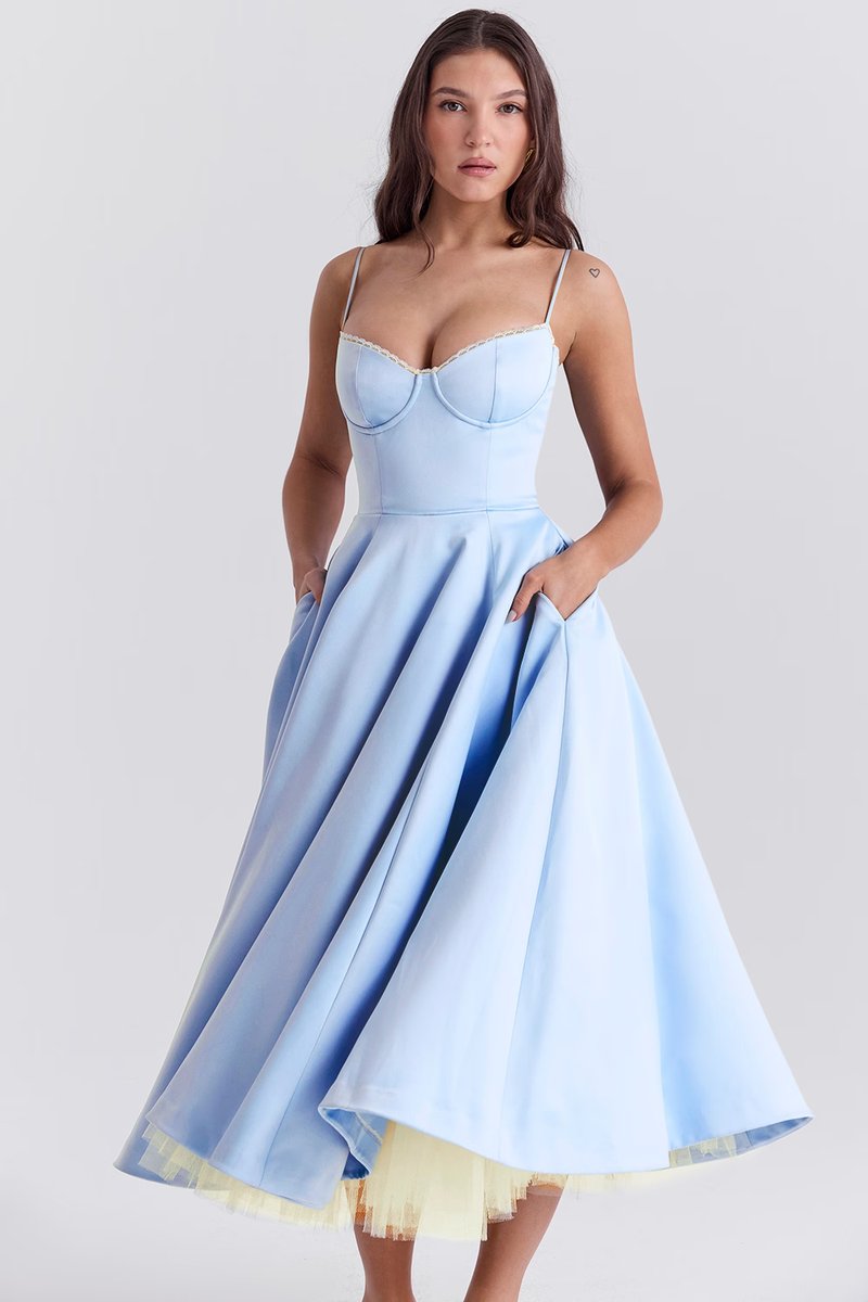 Vestido midi feminino evasê com bojo integrado e alças ajustáveis