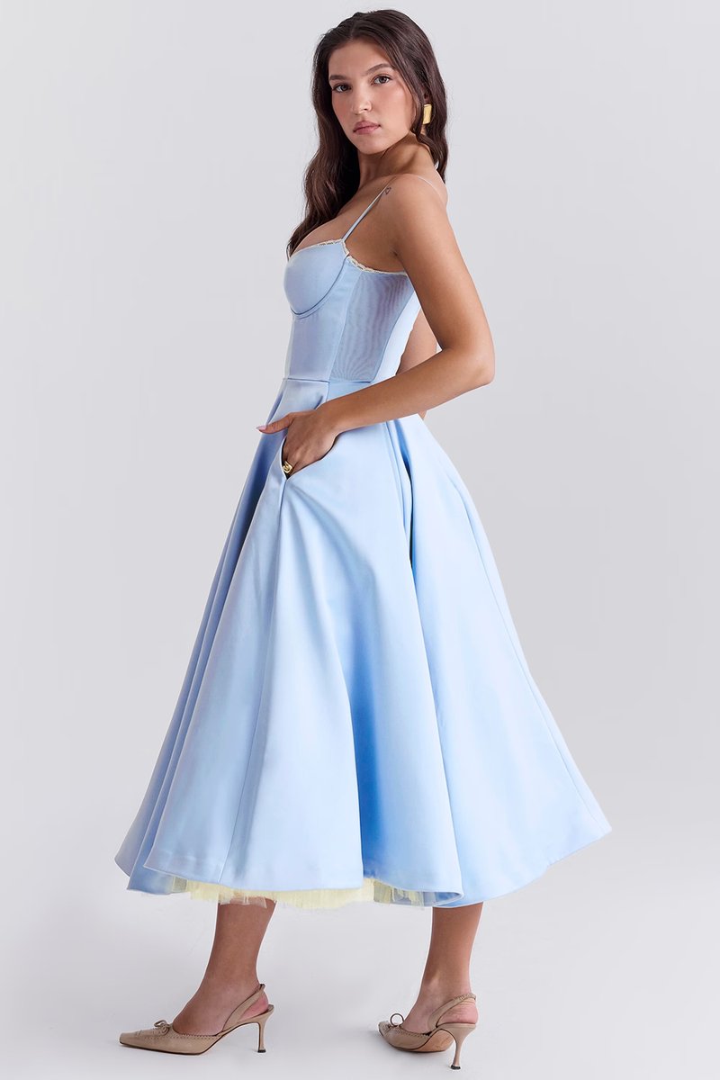 Vestido midi feminino evasê com bojo integrado e alças ajustáveis