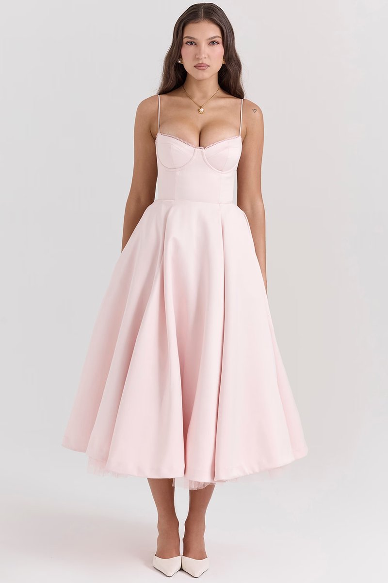 Vestido midi feminino evasê com bojo integrado e alças ajustáveis