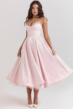 Vestido midi feminino evasê com bojo integrado e alças ajustáveis