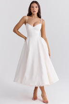 Vestido midi feminino evasê com bojo integrado e alças ajustáveis