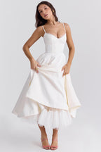 Vestido midi feminino evasê com bojo integrado e alças ajustáveis