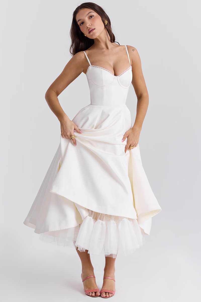 Vestido midi feminino evasê com bojo integrado e alças ajustáveis