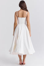 Vestido midi feminino evasê com bojo integrado e alças ajustáveis
