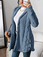 Cardigan feminino peluche oversized com capuz e abotoamento completo