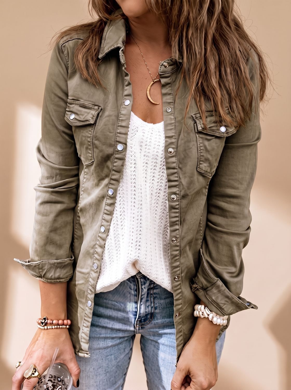 Jaqueta jeans feminina gola camisa com bolsos e botões frontais