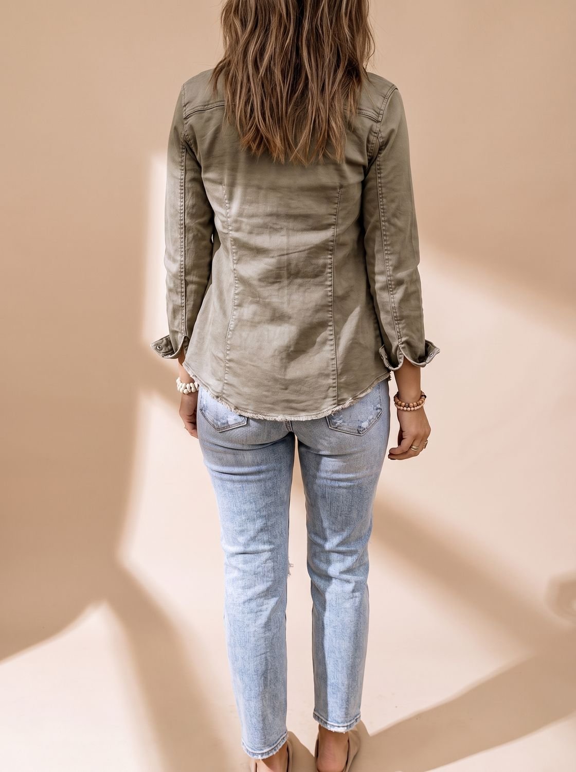 Jaqueta jeans feminina gola camisa com bolsos e botões frontais