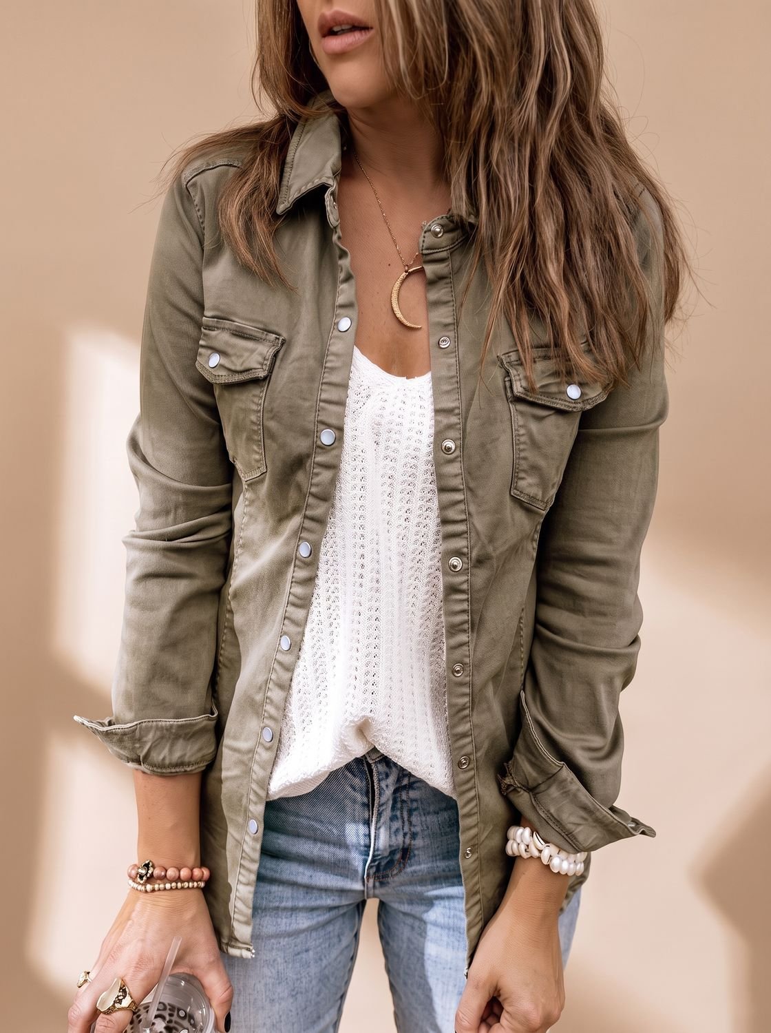 Jaqueta jeans feminina gola camisa com bolsos e botões frontais
