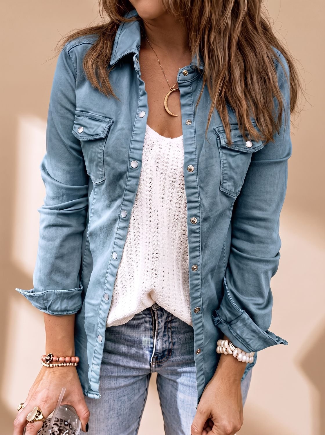 Jaqueta jeans feminina gola camisa com bolsos e botões frontais