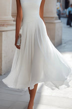 Vestido midi feminino sem mangas linha A com decote cascata e saia plissada