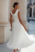 Vestido midi feminino sem mangas linha A com decote cascata e saia plissada