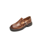 Mocassim feminino raso com tira sobre o peito do pé biqueira fechada