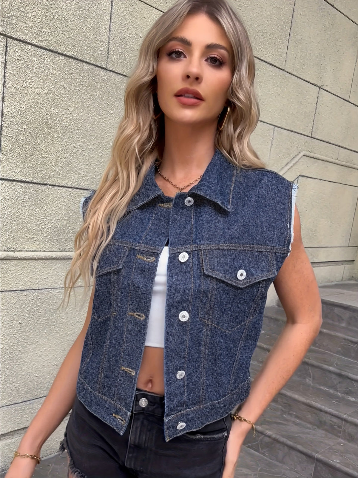 Colete jeans feminino sem mangas com bolsos de aba e fecho de botões
