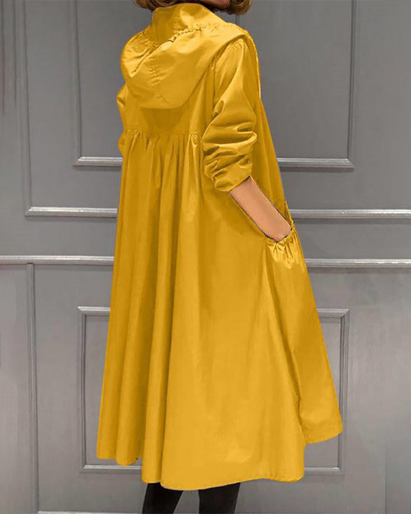 Casaco trench coat feminino ajustado com fechos de correr e pregas estruturadas