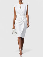 Vestido feminino liso com silhueta elegante e corte estruturado