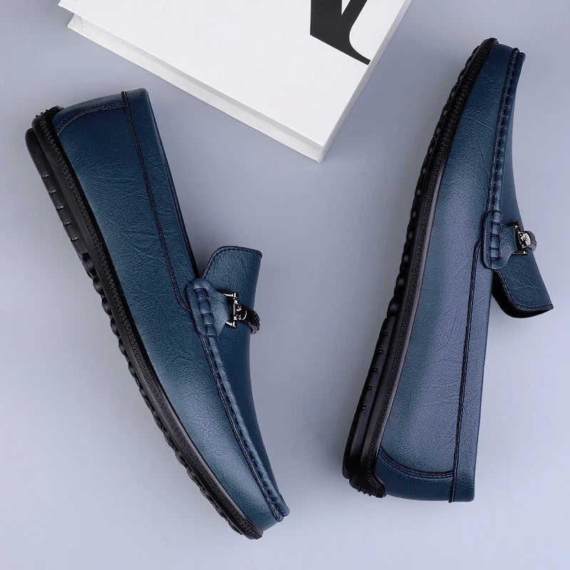 Mocassins em couro genuíno com detalhe de corda metálica e palmilha ortopédica acolchoada