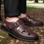 Sandálias de couro masculinas slip-on abertas em preto e castanho