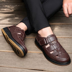Sandálias de couro masculinas slip-on abertas em preto e castanho