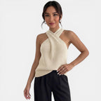 Top feminino de malha halter com alças cruzadas nas costas