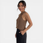 Top feminino de malha halter com alças cruzadas nas costas