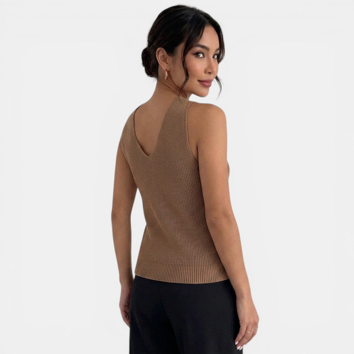 Top feminino de malha halter com alças cruzadas nas costas