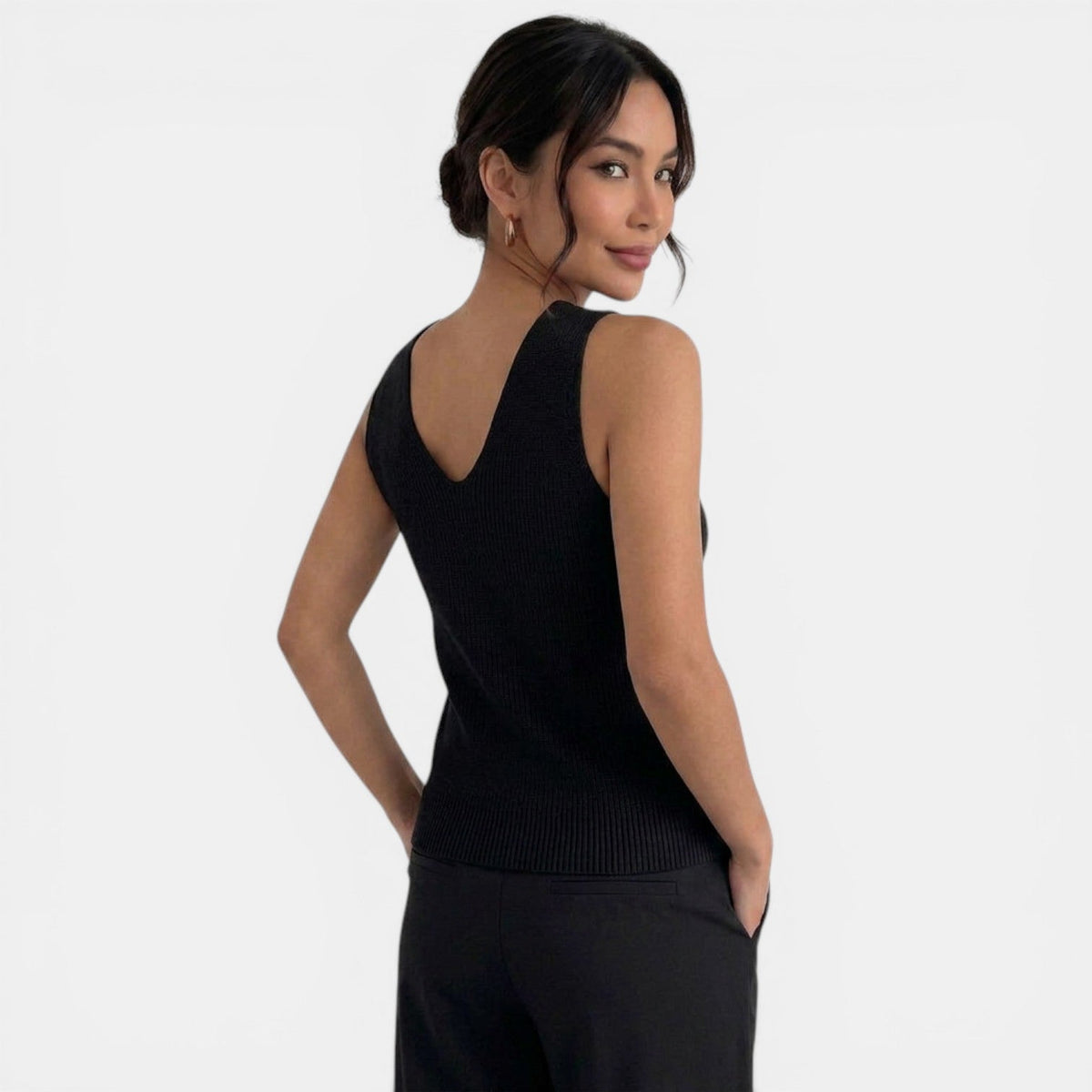 Top feminino de malha halter com alças cruzadas nas costas