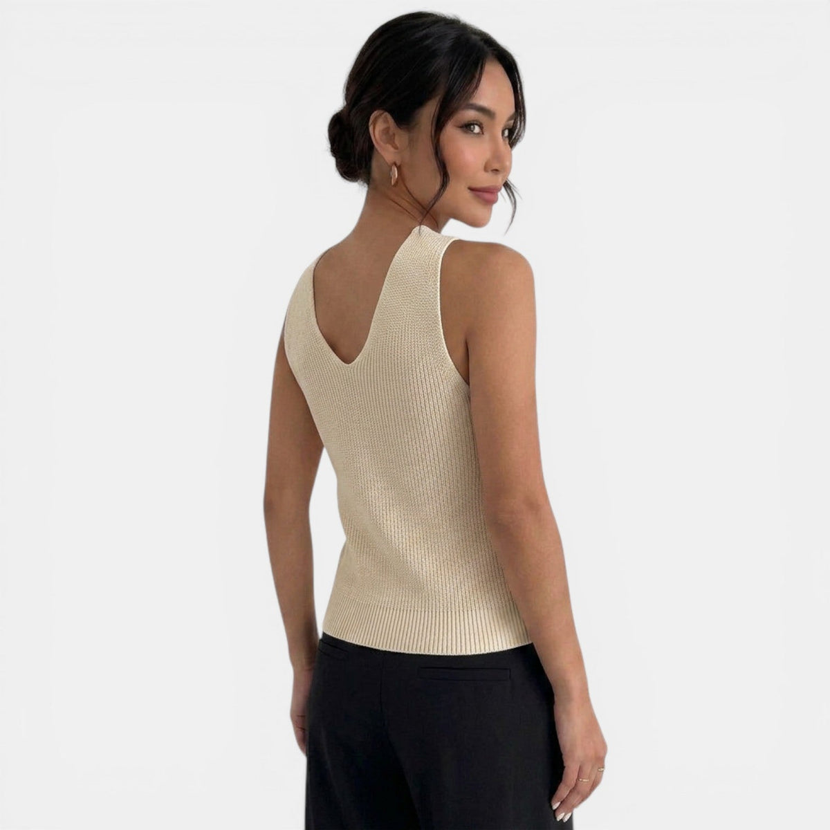Top feminino de malha halter com alças cruzadas nas costas