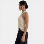Top feminino de malha halter com alças cruzadas nas costas