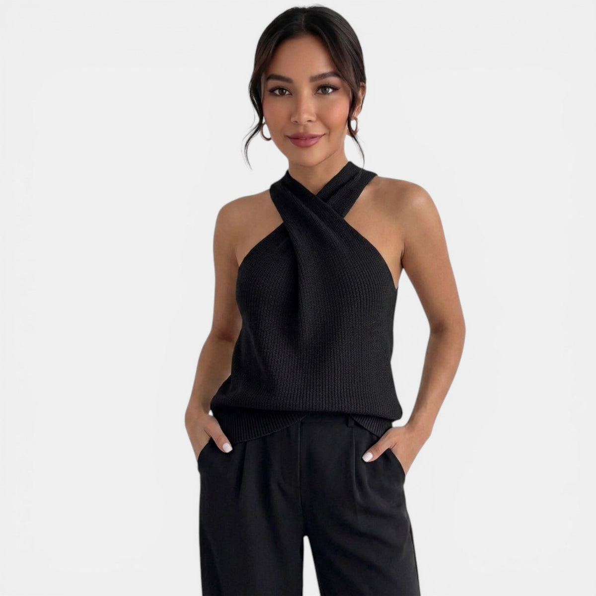 Top feminino de malha halter com alças cruzadas nas costas