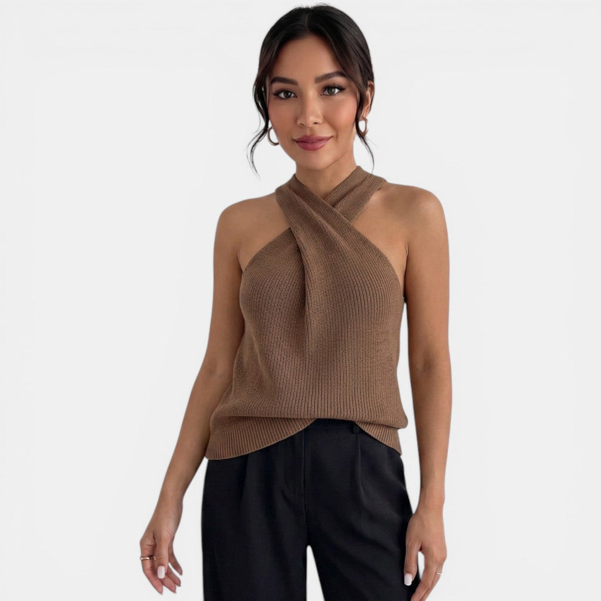 Top feminino de malha halter com alças cruzadas nas costas