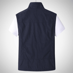 Colete masculino utility regular fit com múltiplos bolsos e gola alta