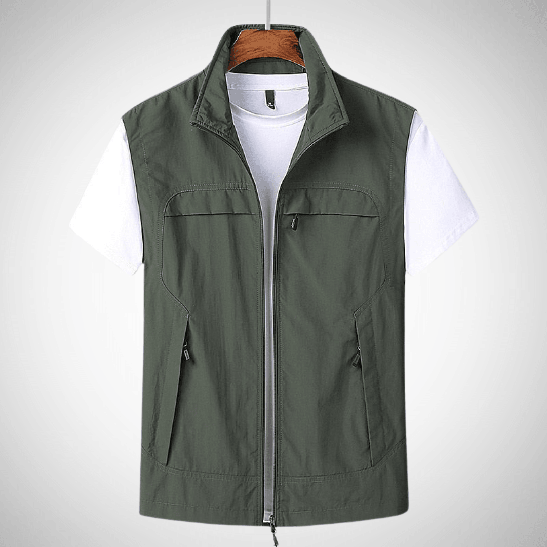 Colete masculino utility regular fit com múltiplos bolsos e gola alta