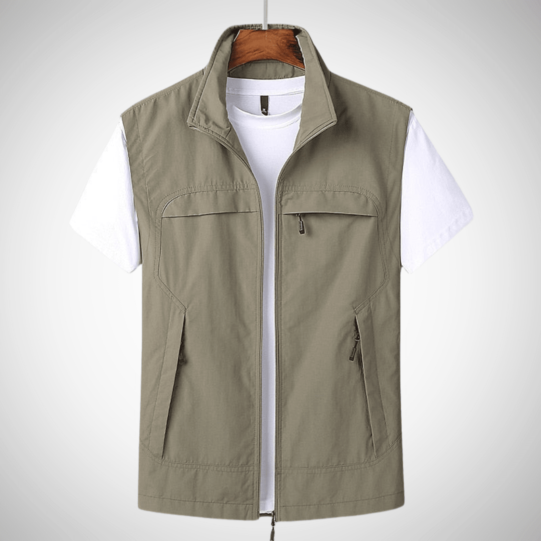 Colete masculino utility regular fit com múltiplos bolsos e gola alta