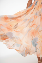 Maxi vestido floral halter mulher com costas abertas e silhueta fluida