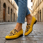 Chinelos slip-on estampa animal femininos amarelos com fivela metálica e bico quadrado