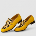 Chinelos slip-on estampa animal femininos amarelos com fivela metálica e bico quadrado