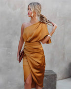 Vestido midi assimétrico drapejado feminino com ombro a nu e fenda discreta