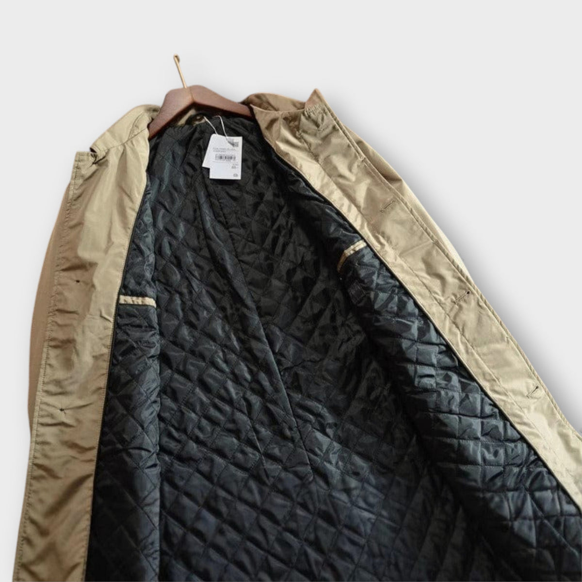 Casaco casual feminino gola alta com botões frontais e bolsos laterais corte reto