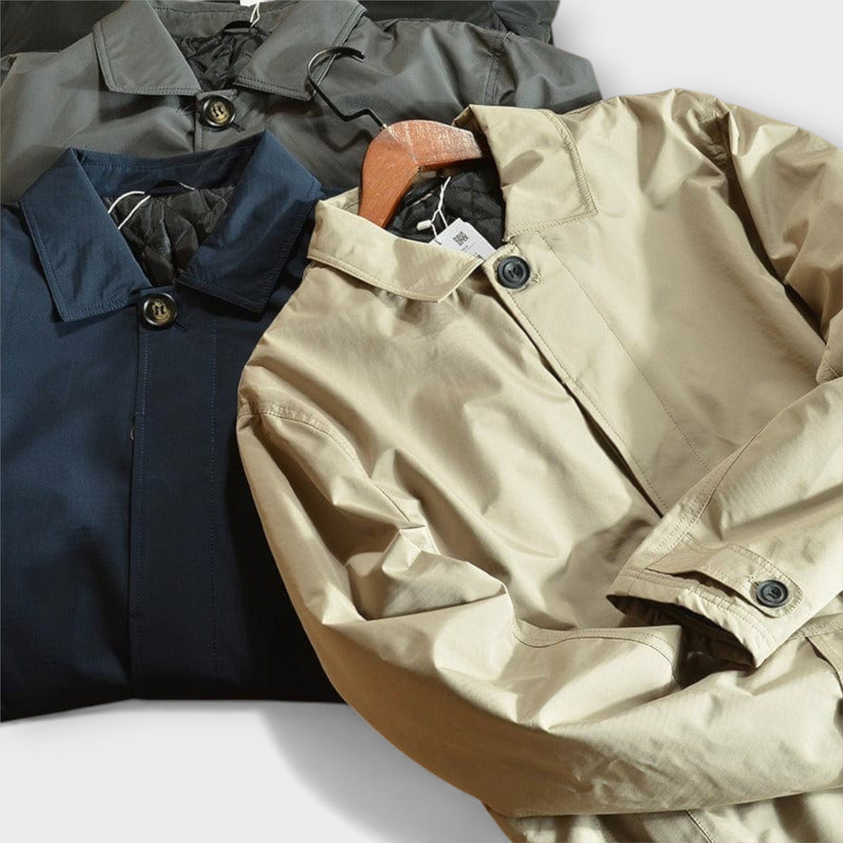 Casaco casual feminino gola alta com botões frontais e bolsos laterais corte reto