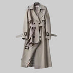 Trench coat mulher com cinto e dupla fileira de botões corte longo
