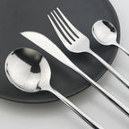 Conjunto de talheres em aço inox 24 peças com acabamento dourado e cabos coloridos preto, branco e rosa
