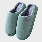 Pantufas femininas quentes e macias disponíveis em várias cores