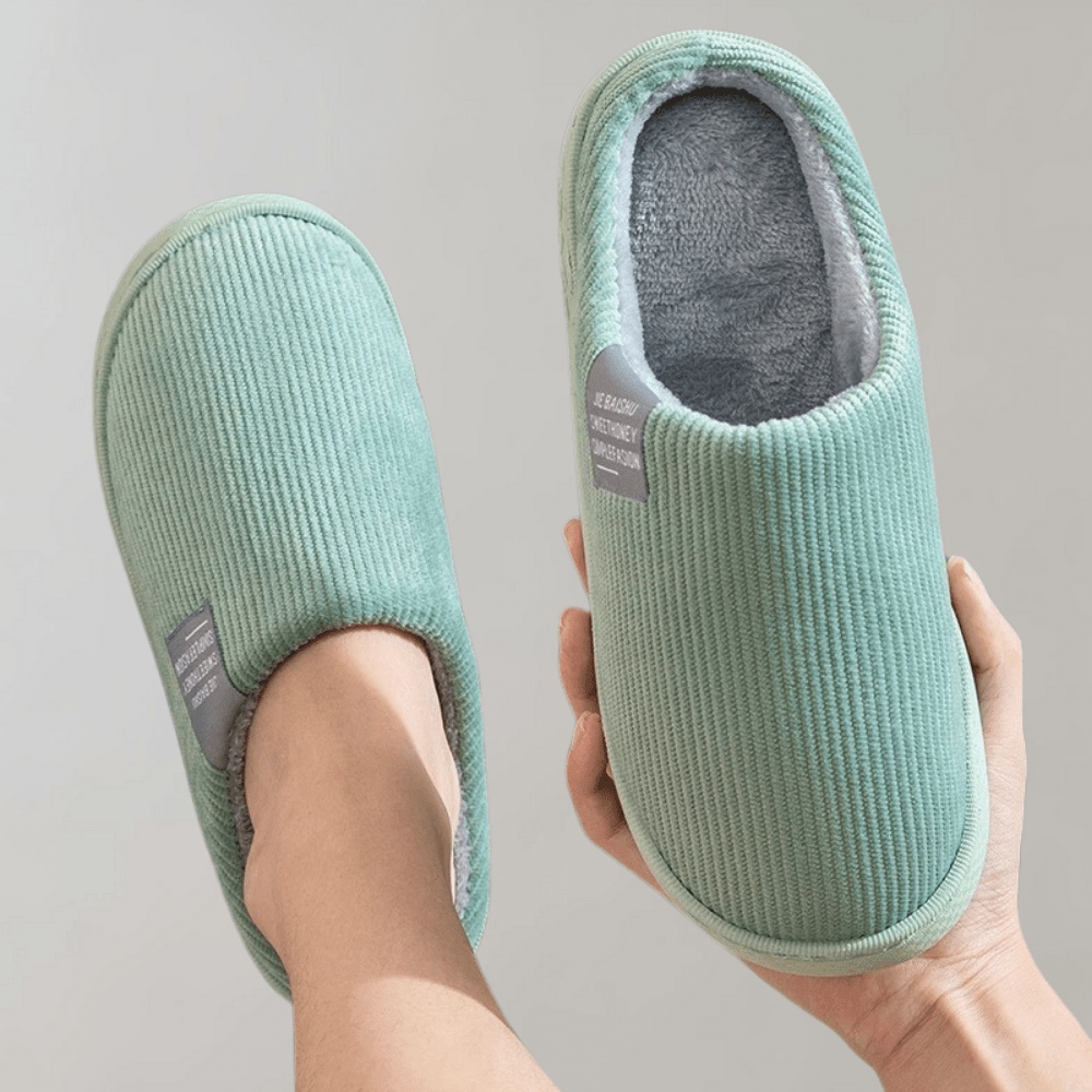 Pantufas femininas quentes e macias disponíveis em várias cores
