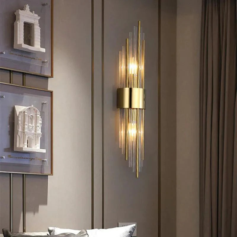 Aplique de parede LED com cristal e acabamento dourado, design moderno para interiores